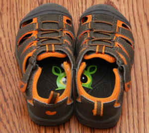 מדבקה חצויה על סוליות הנעליים כדי שהילד יבחין בין ימין לשמאל
